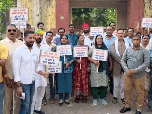 अलवर में बढ़ते अपराधों के विरोध में कांग्रेस का प्रदर्शन:कोतवाली थाने के बाहर नारे लगाए, ज्ञापन सौंपा; जिलाध्यक्ष बोले- आमजन सुरक्षित महसूस नहीं कर रहा