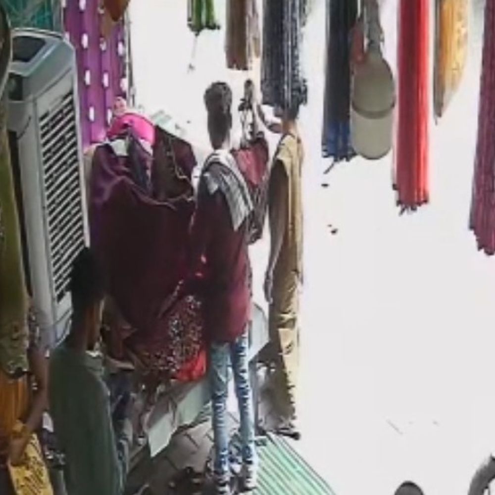 आगरा में 4 मिनट में 19,500 रुपये का लहंगा चोरी:महिला और साथी ने खरीदारी का बहाना बनाया, वारदात CCTV में कैद