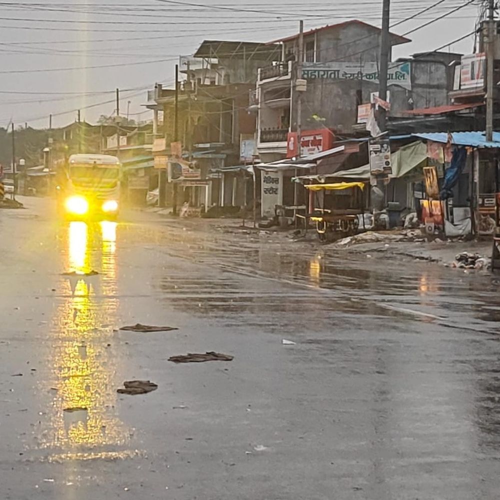 आजमगढ़ में बारिश:दिन में छाया अंधेरा, तेज हवा बह रही, टेम्प्रेचर 33° C