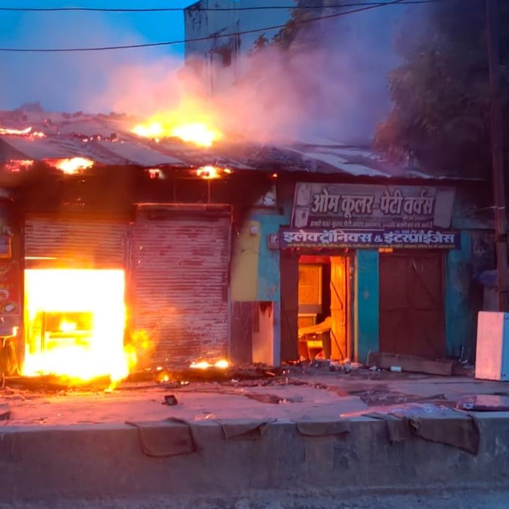 तखतपुर के गणेश कॉफी होटल में भीषण आग:लाखों का सामान राख, शॉर्ट सर्किट से 20 लाख की क्षति का अनुमान