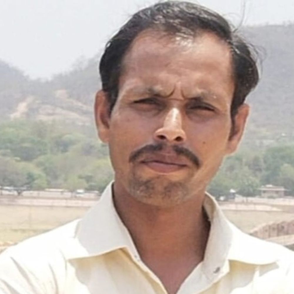 शाहजहांपुर में बिजली लाइन खींचते समय हादसा:मजदूर की करंट लगने से मौत, कई महीने से साथियों के साथ कर रहा था काम