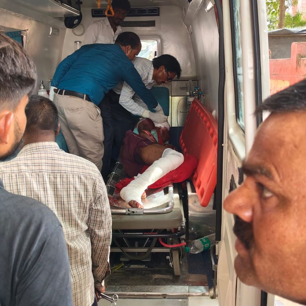 पिकअप की टक्कर से बाइक सवार युवक गंभीर घायल:कानपुर-सागर हाईवे पर हादसा, हैलेट अस्पताल रेफर