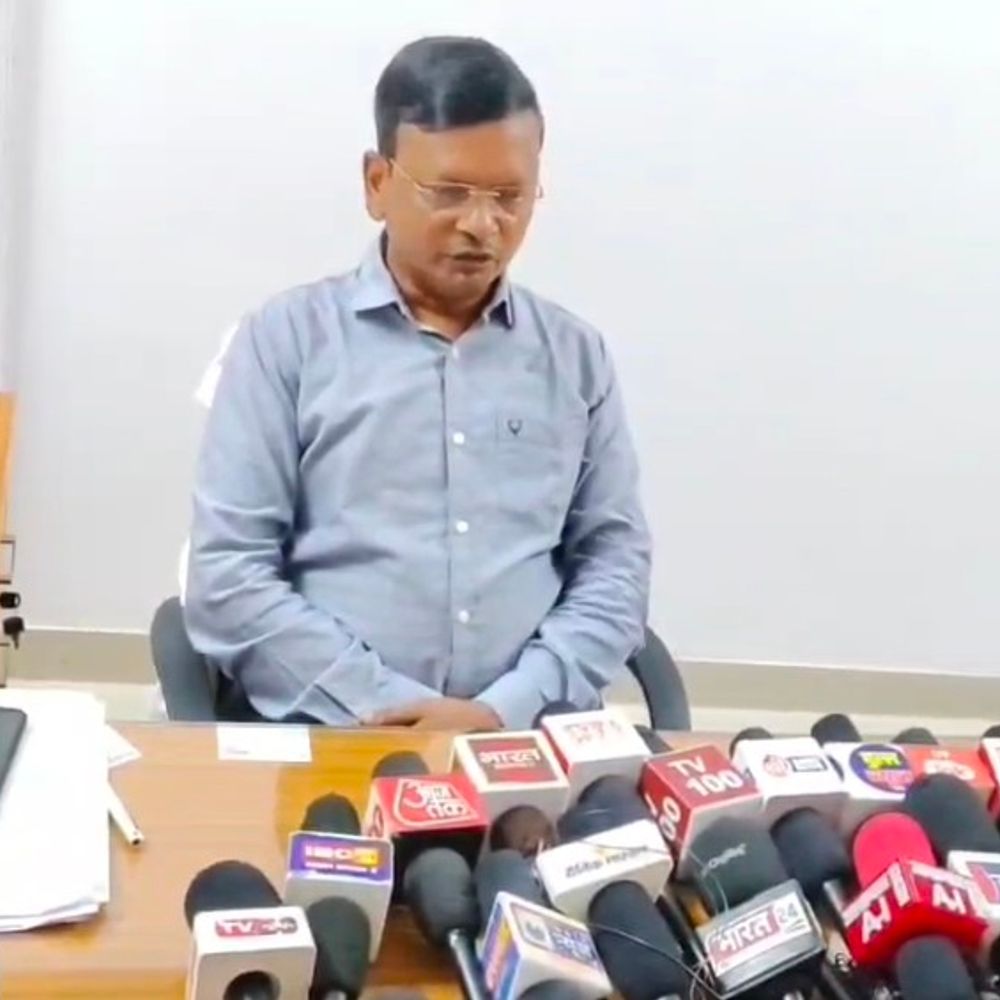 घटिया सड़क निर्माण पर बड़ी कार्रवाई:सुल्तानपुर के पीडब्ल्यूडी अधिशासी अभियंता अरुण कुमार निलंबित