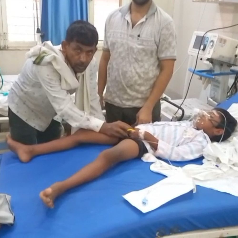 दो बहनों की संदिग्ध परिस्थितियों में तबीयत बिगड़ी:सर्पदंश की आशंका, गंभीर हालत में फिरोजाबाद से आगरा रेफर