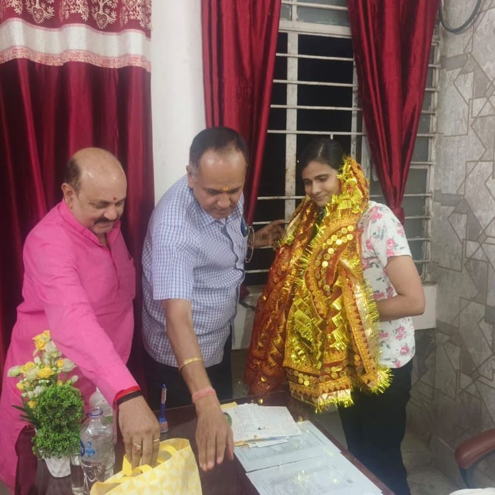 बड़हरा की नई थानाध्यक्ष चुनमुन कुमारी का सम्मान:जय मां काली मंदिर ट्रस्ट ने किया स्वागत