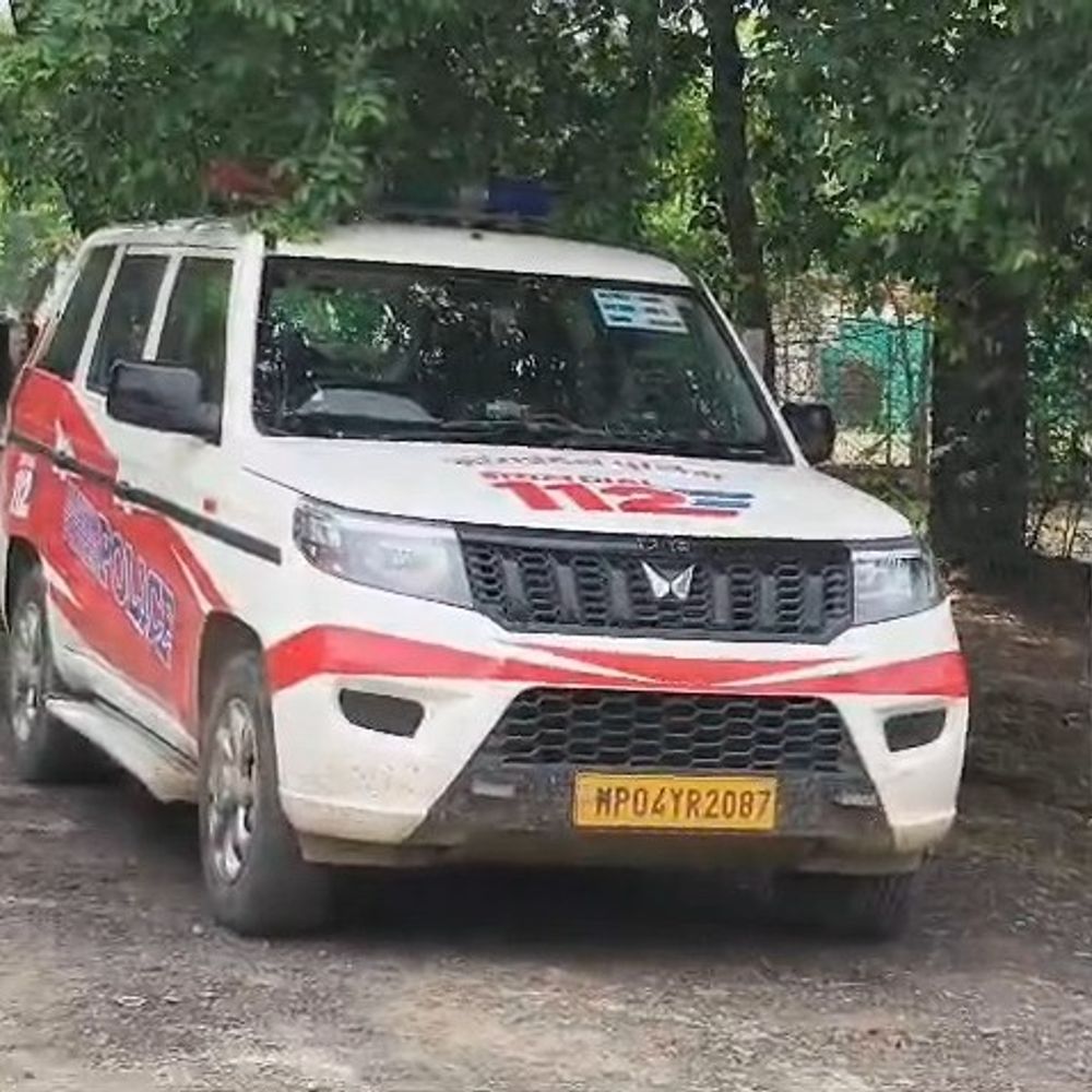 पथरिया में डायल 112 पुलिस पर हमला, मोबाइल छीना:हवाई फायरिंग कर भागे आरोपी, जमीनी विवाद सुलझाने गए थे