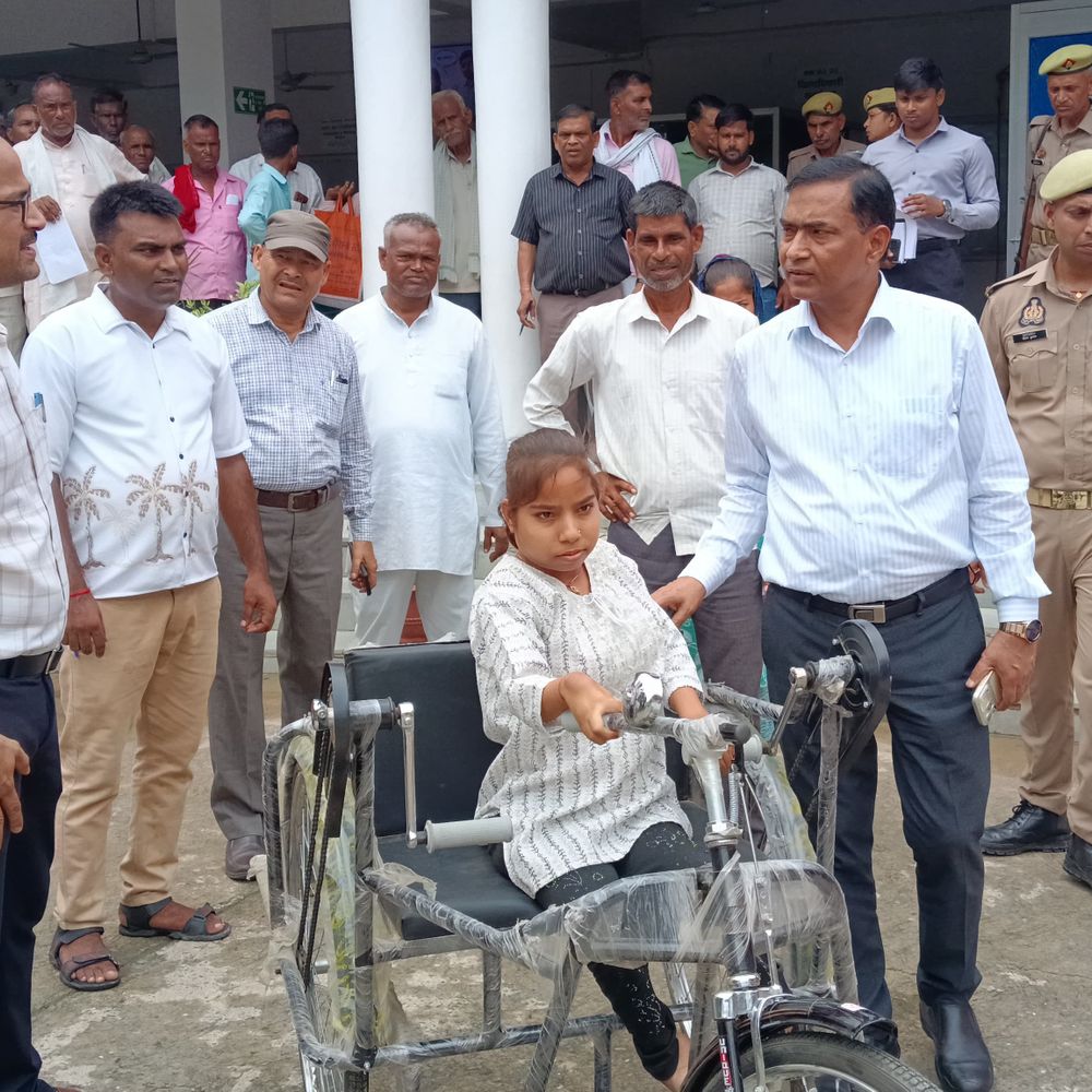 दिव्यांग बालिका दीपिका को ट्राईसाइकिल मिली:स्कूल जाने के लिए औरैया DM से लगाई थी गुहार, बोले- कोई बच्चा शिक्षा से वंचित न रहे