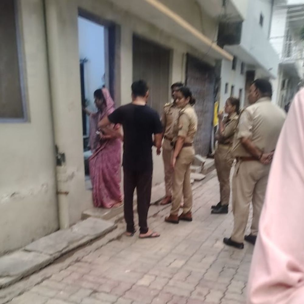 कृष्णानगर में युवक ने फंदा लगाकर दी जान:एलडीए कॉलोनी में 44 वर्षीय व्यक्ति ने फंदा लगाकर की आत्महत्या, कमरे में लटका मिला शव