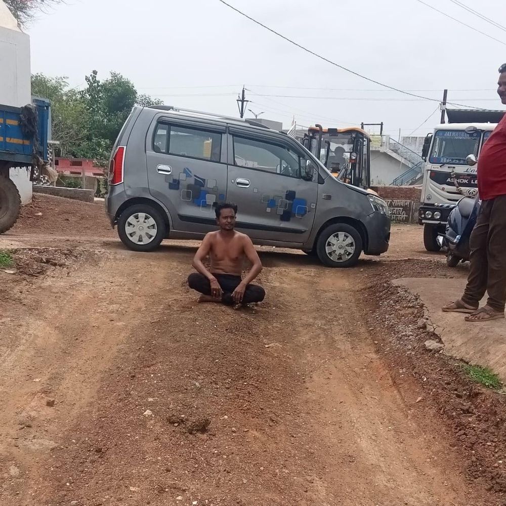 भाजपा पार्षद का अर्धनग्न प्रदर्शन, अवैध मुरुम खनन का आरोप:धमतरी में तालाब की सफाई के बजाय चौड़ीकरण पर भड़के, प्रशासनिक जांच की मांग