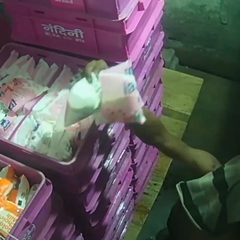 एटा में चाय दुकान के बाहर से दूध चोरी:CCTV में कैद हुई वारदात, पुलिस कर रही जांच