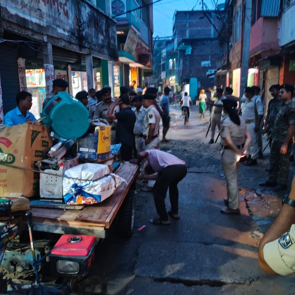 हरनौत पुलिस ने दो घरों की कुर्की की:वार्ड पार्षद समेत दो फरार अभियुक्तों के खिलाफ कार्रवाई