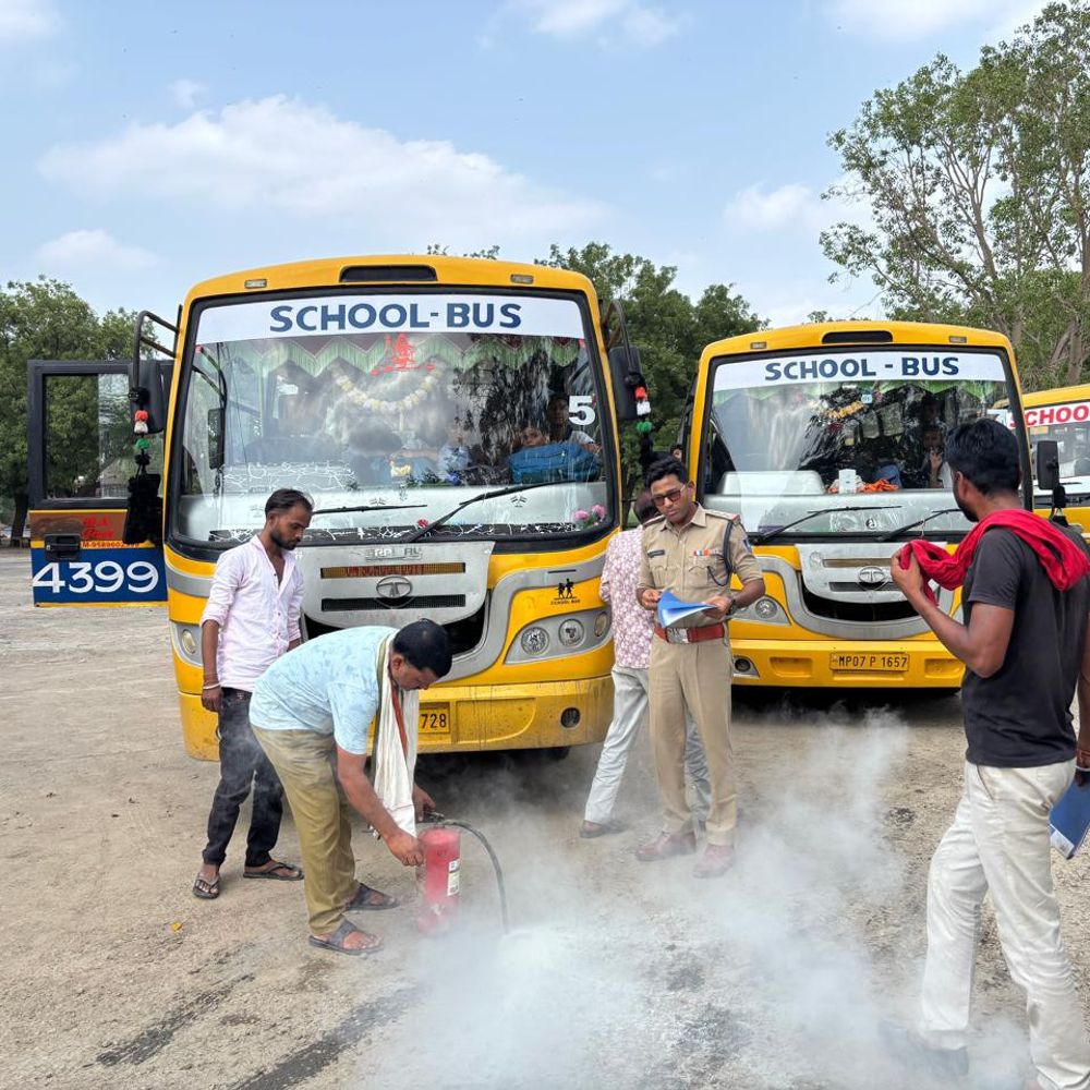 श्योपुर में स्कूल वाहनों पर पुलिस की सख्ती:10 वाहनों पर कार्रवाई, 28,700 रुपए का जुर्माना वसूला