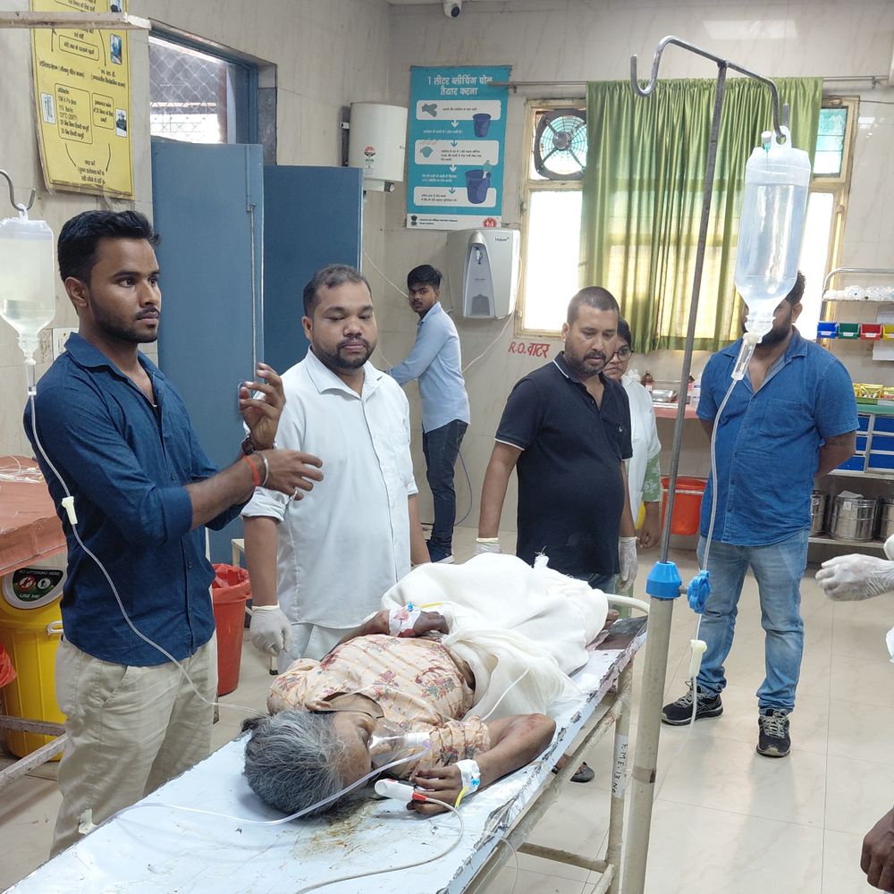 महिला के ट्रेन से कटकर दोनों पैर कटे:फर्रुखाबाद में 20 मिनट तक ट्रैक पर ही तड़पती रही, कन्नौज मेडिकल कॉलेज रेफर