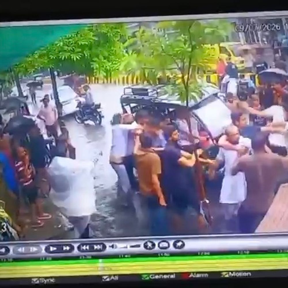 मुजफ्फरनगर में बारिश बीच जमकर मारपीट, VIDEO:हार्न बजाने को लेकर हुआ विवाद, एक दूसरे को मारे जूते-लात घूंसे मारे