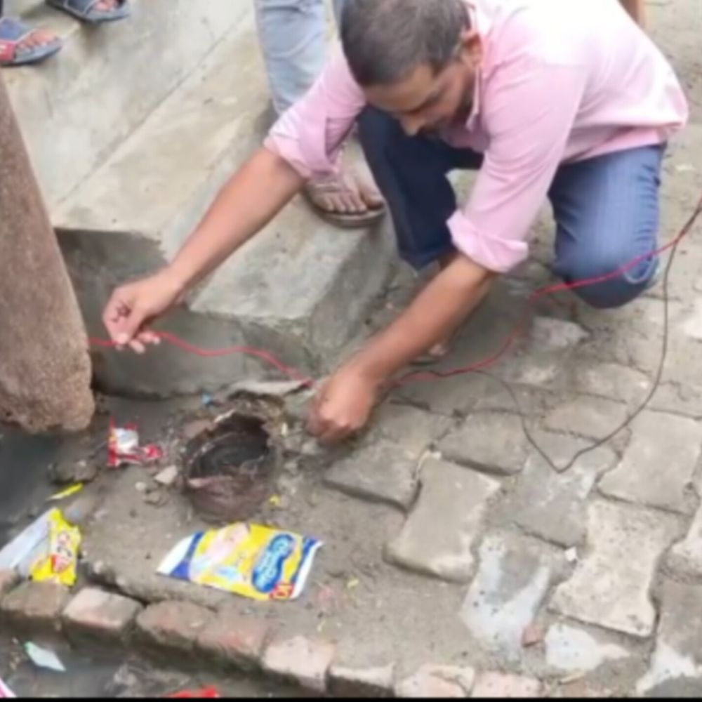 बागपत में हवा में झूल रहा बिजली का खंभा:हादसे की आशंका, स्थानीय लोगों ने वीडियो बनाकर की कार्रवाई की मांग
