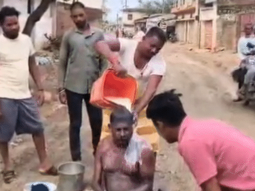 डोंगा-कोहरौद में सड़क मंजूरी पर दूध से नहाया ग्रामीण, VIDEO:15 साल बाद अब बनेगी सड़क, 605.09 लाख की स्वीकृति के बाद ग्रामीणों में उत्साह