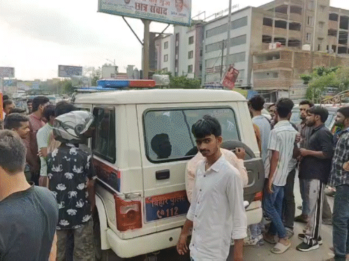 पूर्णिया में बाइक की चोरी करते दो बदमाश पकड़ाए:भीड़ ने किया पुलिस के हवाले, लॉक खोलने की कोशिश करते लोगों ने दबोचा