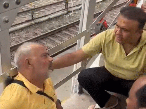बरेली जंक्शन पर पूर्व सैनिक को आया हार्ट अटैक:डॉक्टर ने सीपीआर देकर बचाई जान, कहा- अटैक में शुरुआती मिनट सबसे अहम