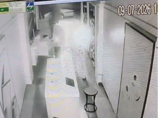 उज्जैन में 60 लाख के मोबाइल चोरी-VIDEO:कार से आए बदमाशों ने दो शोरूम के ताले तोड़े, 95 से ज्यादा प्रीमियम फोन ले गए