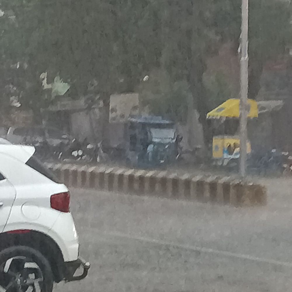 बस्ती में झमाझम बारिश, उमस से मिली राहत:धान की रोपाई के लिए फायदेमंद, सब्जी उत्पादकों की चिंता बढ़ी