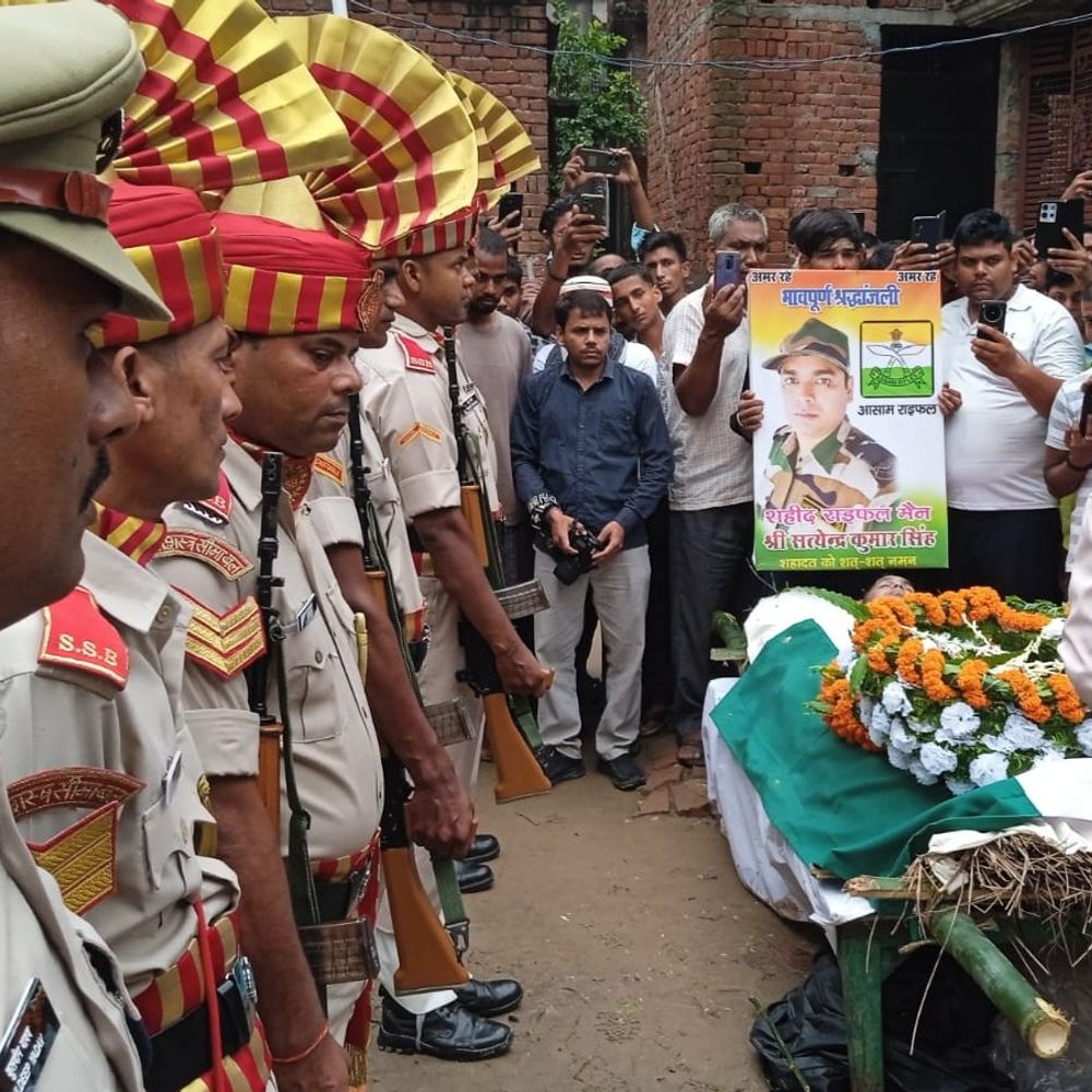 असम राइफल्स जवान सत्येंद्र को सैन्य सम्मान के साथ अंतिम-संस्कार:देवरिया में बेटे ने दी मुखाग्नि, कृषि मंत्री सूर्य प्रताप शाही ने श्रद्धांजलि दी