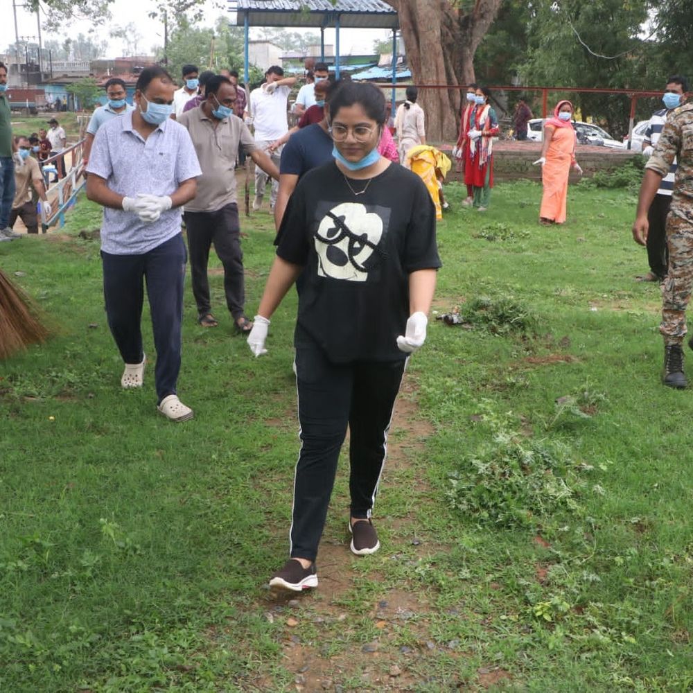 सूरजपुर में जिला स्तरीय श्रमदान कार्यक्रम:कलेक्टर रेना जमील ने जनभागीदारी का आह्वान किया, पौधारोपण कर स्वच्छता का लिया संकल्प