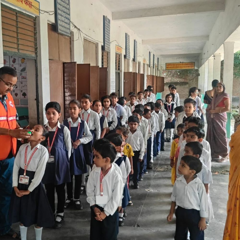 फतेहपुर में 379 बच्चों को होम्योपैथिक दवा दी:बारिश की बीमारियों से बचाव और नशामुक्ति की शपथ दिलाई गई