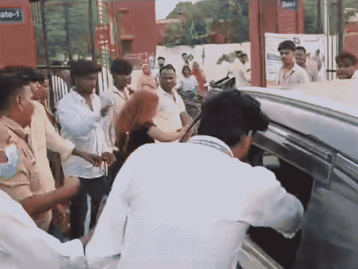 बीमार पिता के सामने बेटी का बाल खींचकर पीटा, VIDEO:गोरखपुर में बाइक से टक्कर होने के बाद कार में हमला, एक गिरफ्तार