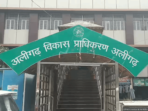अलीगढ़ में अवैध तरीके से चल रहे 357 होटल:आठ विभागों की टीम ने तैयार की सूची, 159 साल पुराने कानून को सरल करने की मांग