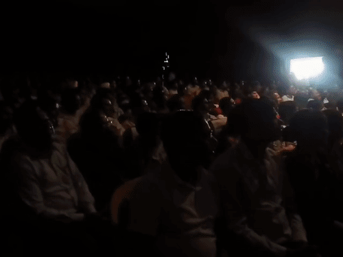 भाजपा शिक्षक सम्मलेन में बिजली गुल:बरेली में 5 मिनट तक अंधेरे में भाषण देते रहे नेता, गर्मी में परेशान हुए शिक्षक मतदाता
