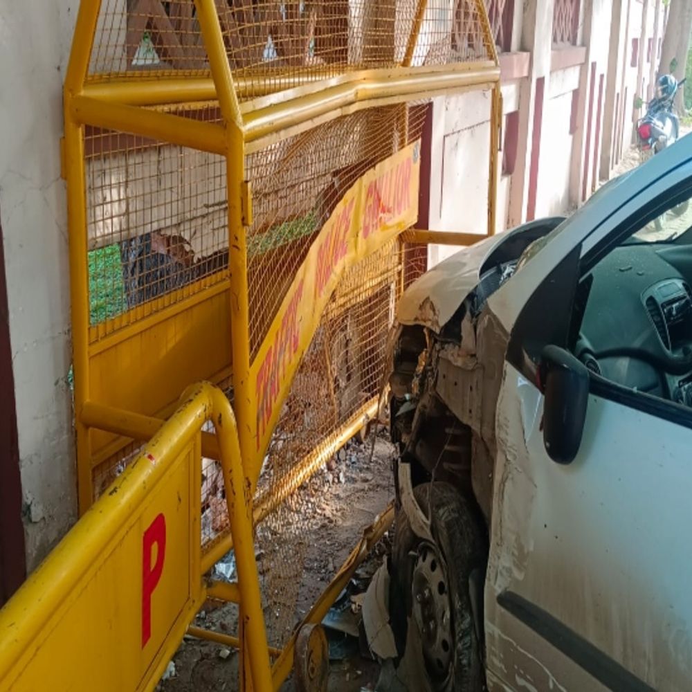 ग्वालियर में हाईकोर्ट जज के बंगले से टकराई कार:डिवाइडर लांघकर बंगले की दीवार में घुसी कार, सवारों को खींचकर बाहर निकाला