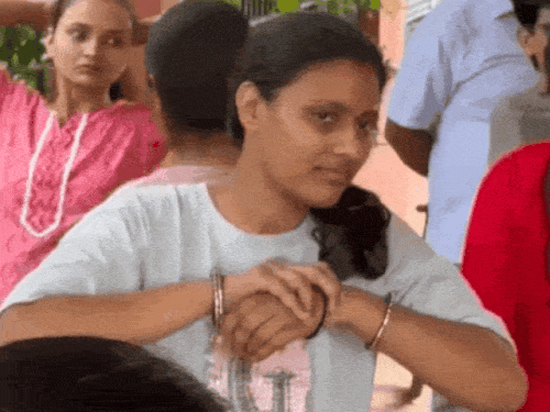 सीनियर टीचर भर्ती परीक्षा में महिला कैंडिडेट की चूड़ियां उतरवाई:हाथों में बंधे धागे काटे, आखिरी वक्त पर दौड़ते हुए पहुंचा अभ्यर्थी
