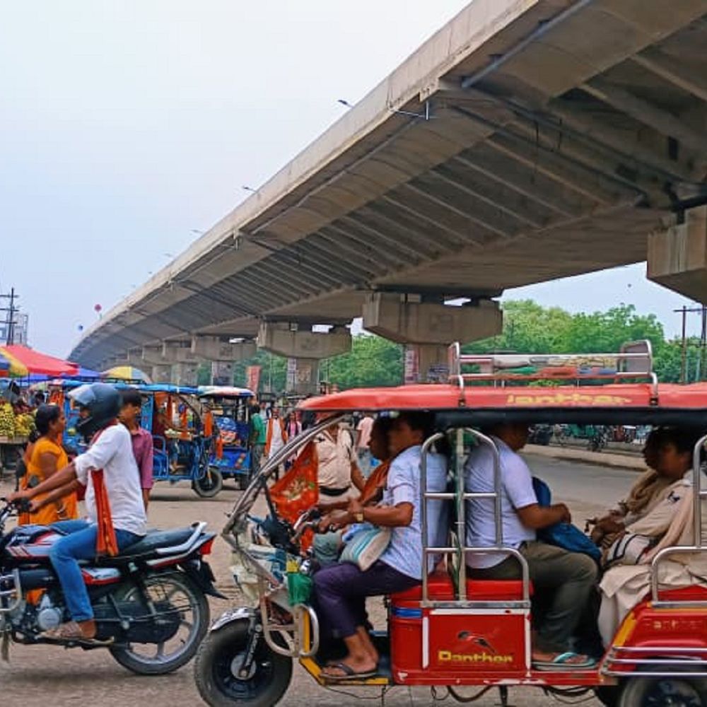 एक ऑटो पर ढो रहे 14 यात्री
