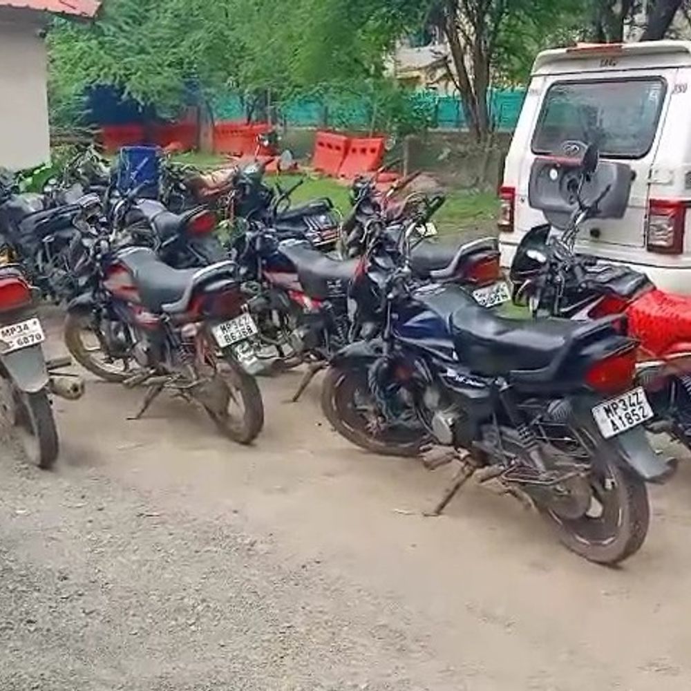 दमोह में 30 बाइक सवारों से 12 हजार का जुर्माना:यातायात पुलिस ने बिना हेलमेट और मॉडिफाइड साइलेंसर पर कार्रवाई