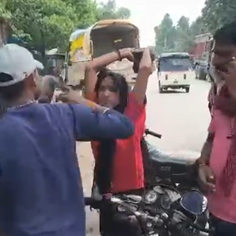 सीतापुर में पति पर पत्नी-प्रेमी ने पत्थर से किया हमला:बीच सड़क मारपीट में पति गंभीर घायल, पुलिस जांच में जुटी