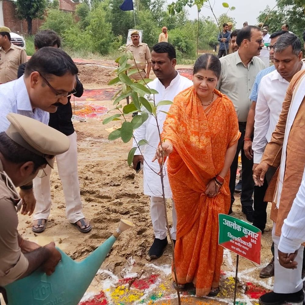संतकबीर नगर में 29.78 लाख पौधरोपण:'एक पेड़ मां के नाम' और 'सेल्फी भेजो' अभियान शुरू