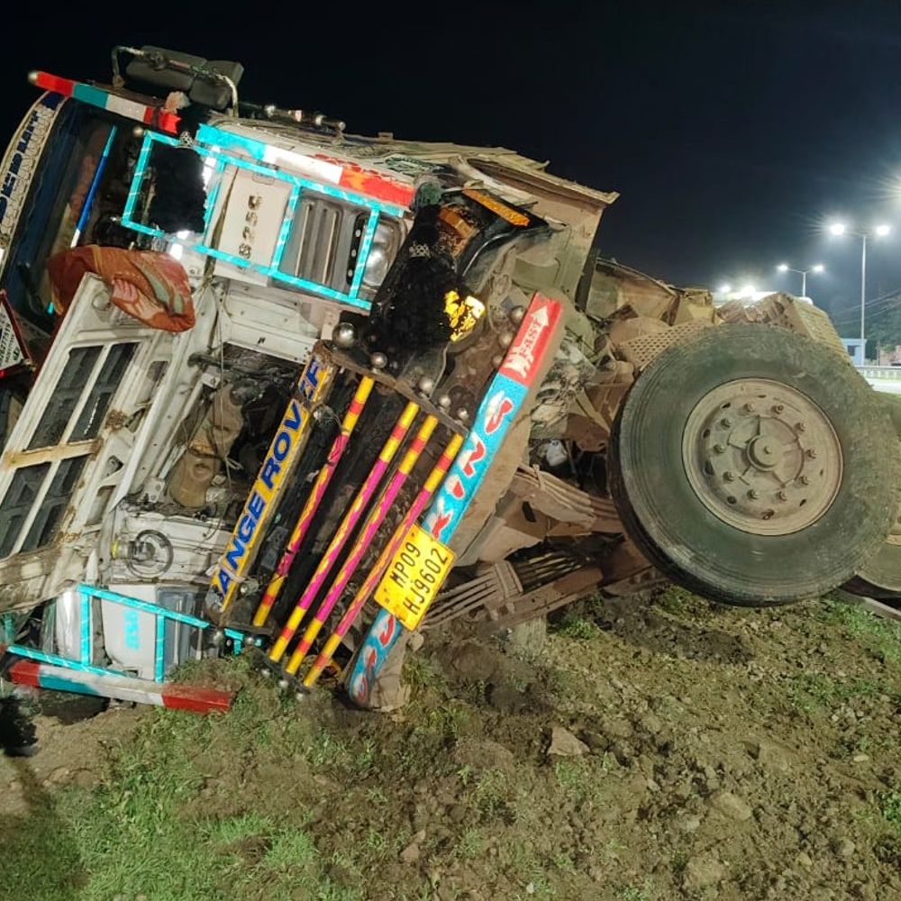 शाजापुर NH-52 पर पोल्ट्री फीड से भरा ट्रक पलटा:चालक सुरक्षित, नींद आने से हादसा; मुरैना से महाराष्ट्र की ओर जा रहा था