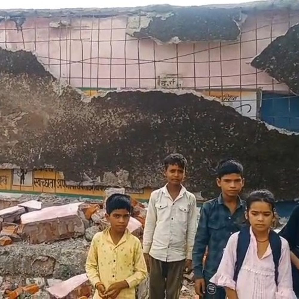 शिवपुरी में छुट्टी के बाद भरभराकर गिरी स्कूल की छत:प्राथमिक स्कूल में जर्जर बरामदा ढहा, पहले ही बंद कर दिया गया था अतिरिक्त कक्ष