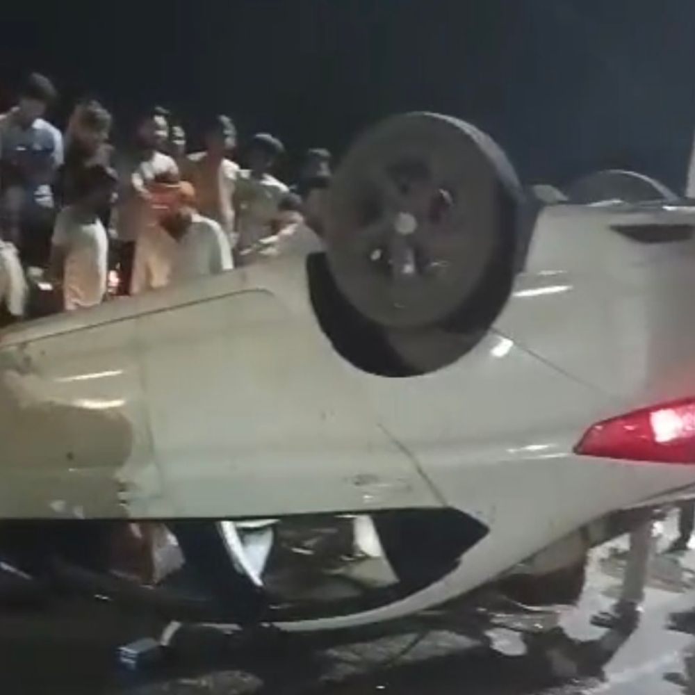 गाय बचाने की कोशिश में पलटी कार:  कटनी में अनियंत्रित होकर डिवाइडर से टकराई; तीनों सुरक्षित – Katni News
