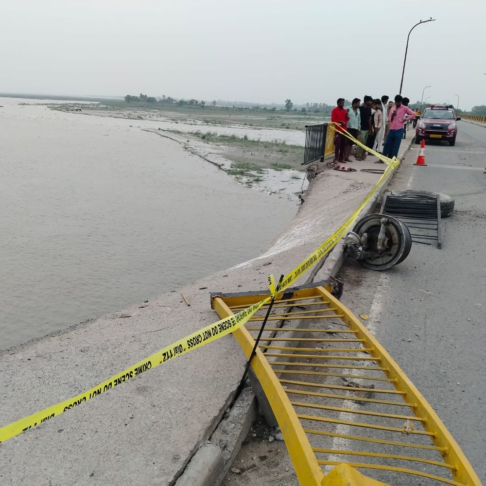 लोहे की रेलिंग तोड़ते हुए गंगा में जा गिरा ट्रक:मैदा भरी बोरियां लदी होने से ट्रक डूबा, 3 में से 2 लोगों को बाहर निकाला, एक लापता