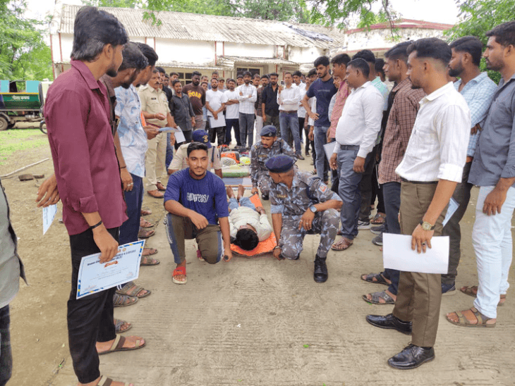 नेपानगर में 150 'आपदा मित्र' तैयार:बाढ़-भूकंप समेत आपदाओं से निपटने की मिली स्पेशल ट्रेनिंग