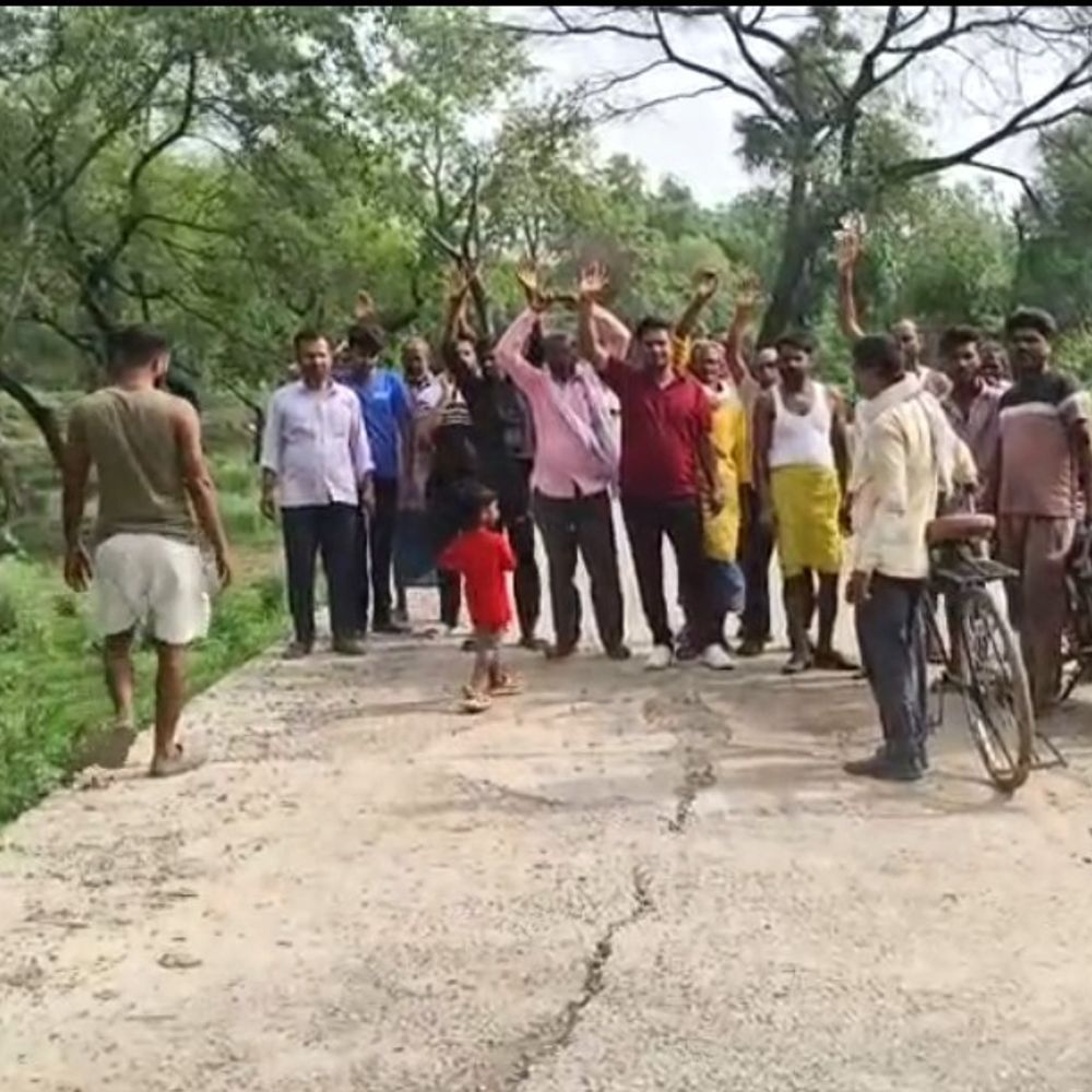 40 लाख की सड़क 4 महीने में जर्जर:रॉबर्ट्सगंज में पंडित दीनदयाल योजना की गुणवत्ता पर सवाल