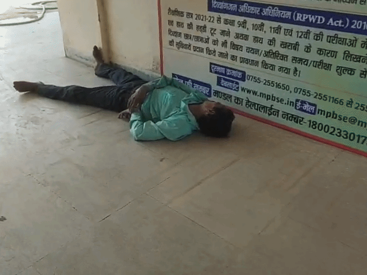 नशे में स्कूल पहुंचा शिक्षक, गेट पर बेसुध मिला; VIDEO:हाथ में कच्ची शराब भी मिली; रिपोर्ट के बाद होगी कार्रवाई