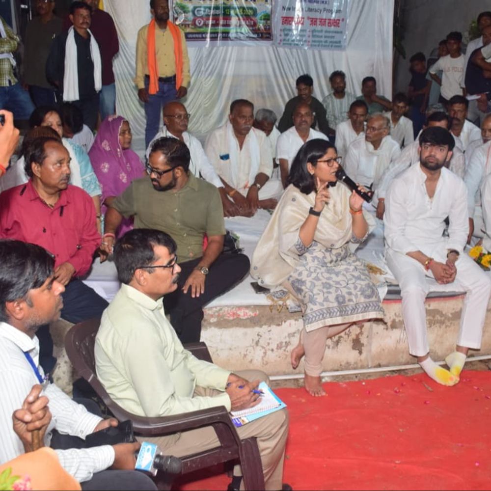 कलेक्टर ने चबूतरे पर बैठकर सुनीं ग्रामीणों की समस्याएं:  किसानों को धान छोड़ तिल, टमाटर और मशरूम जैसी फसलें अपनाने की सलाह – Gwalior News