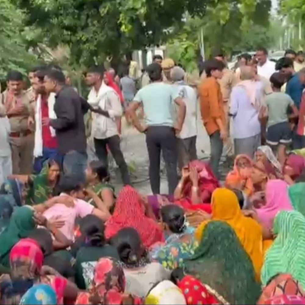 आजमगढ़ में पिकअप की टक्कर से युवती की मौत:लगभग 1 घंटे तक सड़क जाम कर परिजनों ने किया प्रदर्शन, कठोर कार्रवाई की मांग