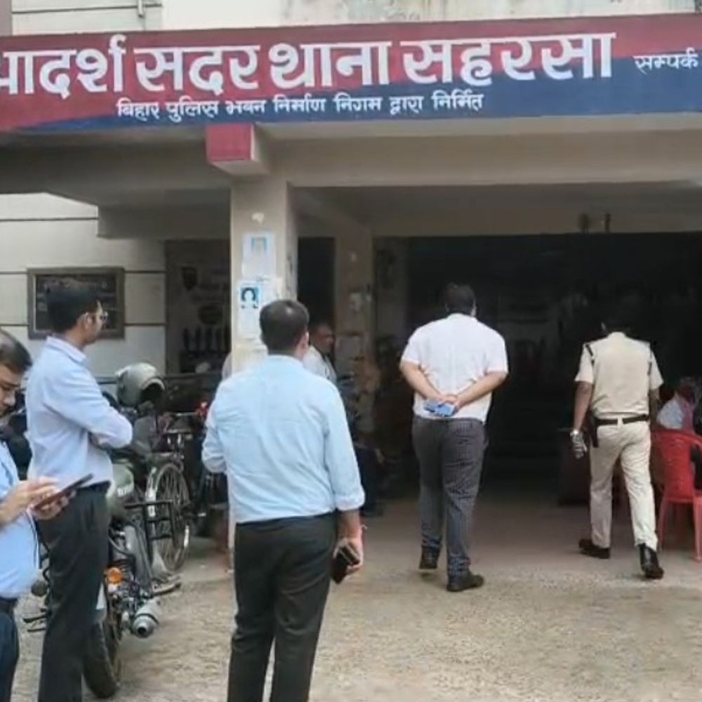 सहरसा में अवैध वसूली पर प्रशासन का एक्शन:ई-रिक्शा चालकों से वसूली के आरोप में 5 युवक हिरासत में