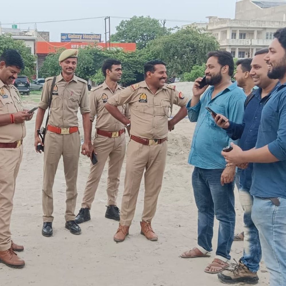 डेढ़ साल से फर्जी चालानों का खुला राज:बाराबंकी में एक ही नंबर की दो कारें मिलीं, पुलिस जांच में जुटी; ड्राइवर हिरासत में