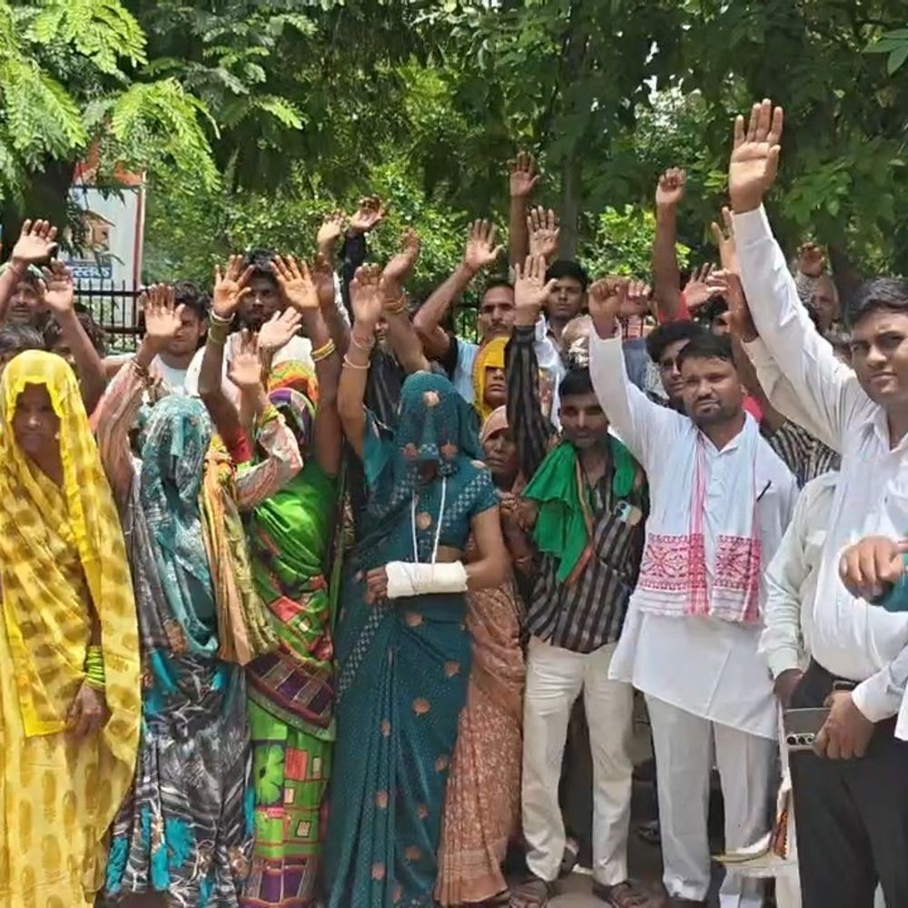 जलभराव से परेशान ग्रामीणों ने डीएम से की शिकायत:ग्राम पंचायत सचिव पर लापरवाही का आरोप, कार्रवाई की मांग