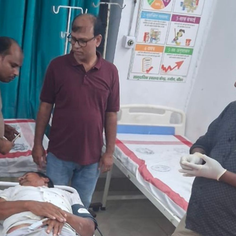 पत्नी बोली-घात लगाए लोगों ने लाठी-डंडों से किया हमला:बांका में युवक के पैर पर फायरिंग,पुरानी रंजिश में केस वापस लेने का दबाव; मायागंज रेफर