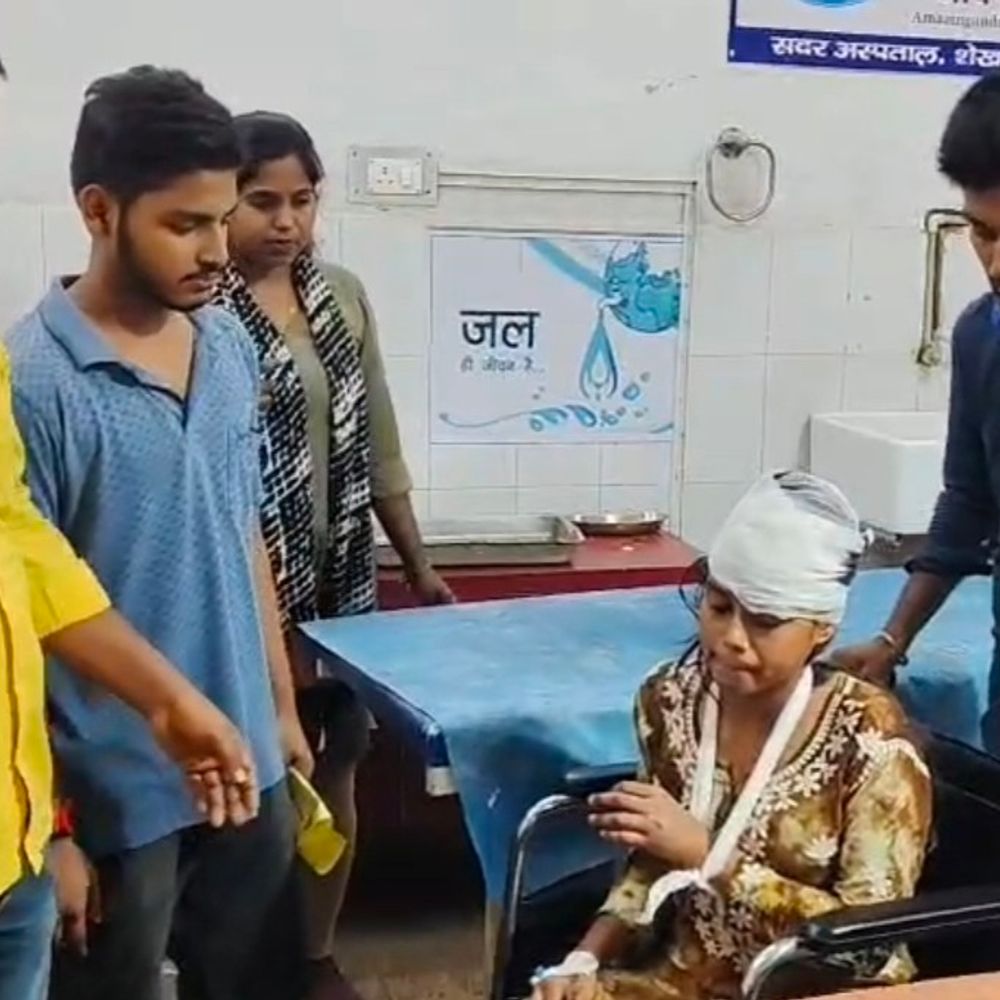 बेकाबू कार-ई-रिक्शा टक्कर, 5 छात्राएं घायल; 2 रेफर:जमुई से प्रैक्टिकल देकर लौटते समय हादसा, दोनों की हालत नाजुक
